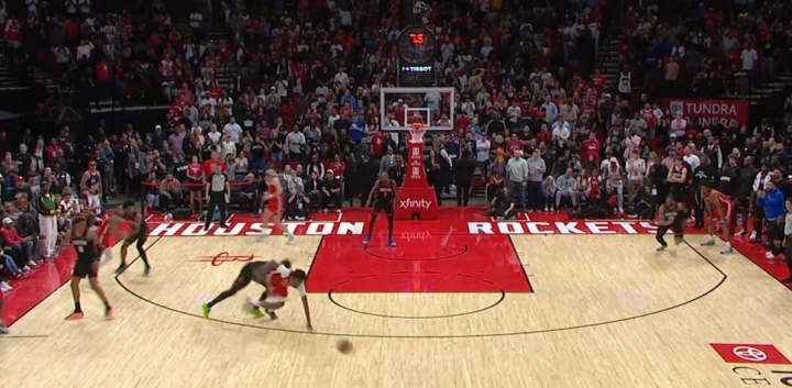 APP下载-这是什么?锡安边线球直接发给空气失误 琼斯拼命救球但摔倒了